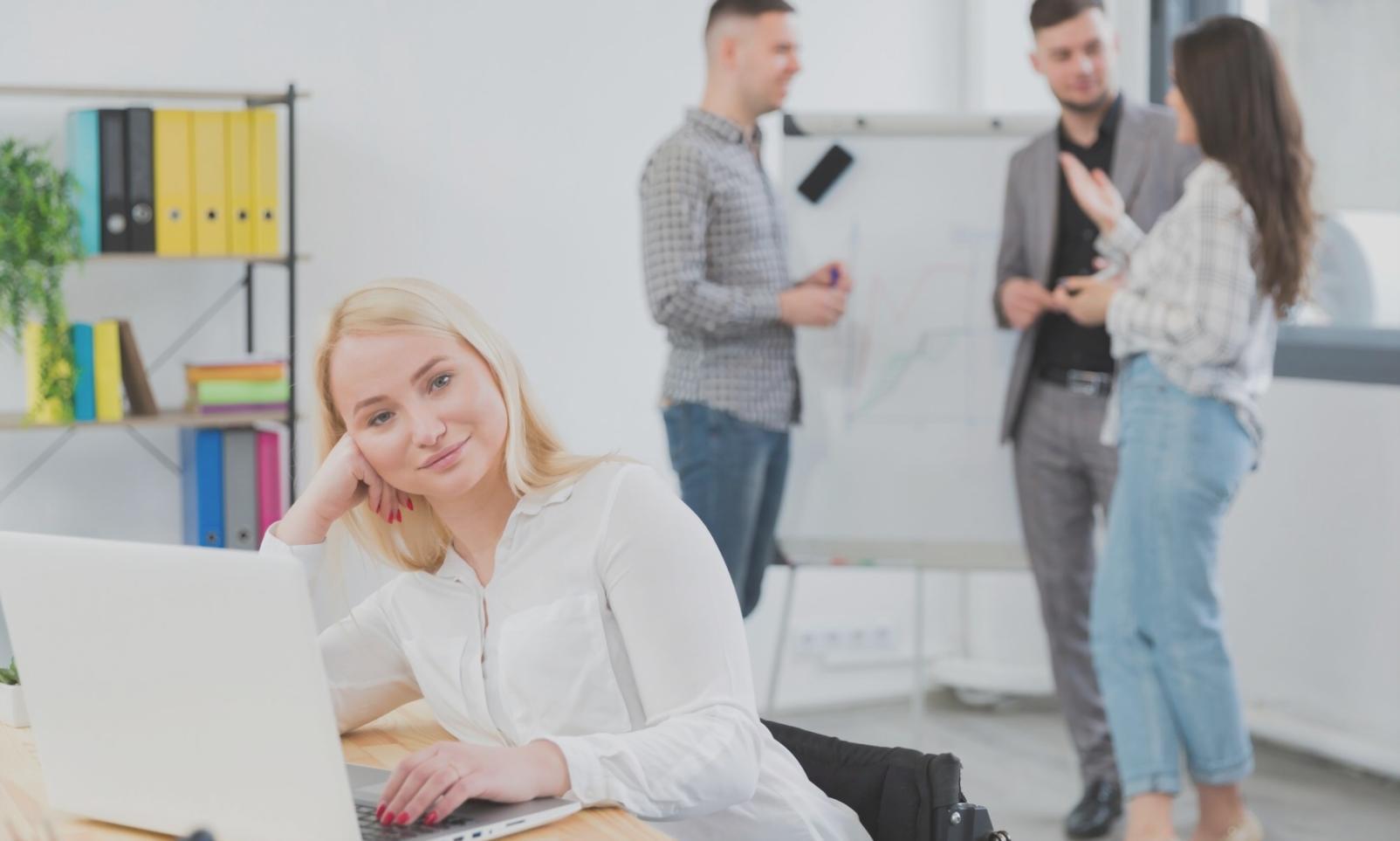 Profesionales trabajando en análisis financiero durante sesión práctica del programa