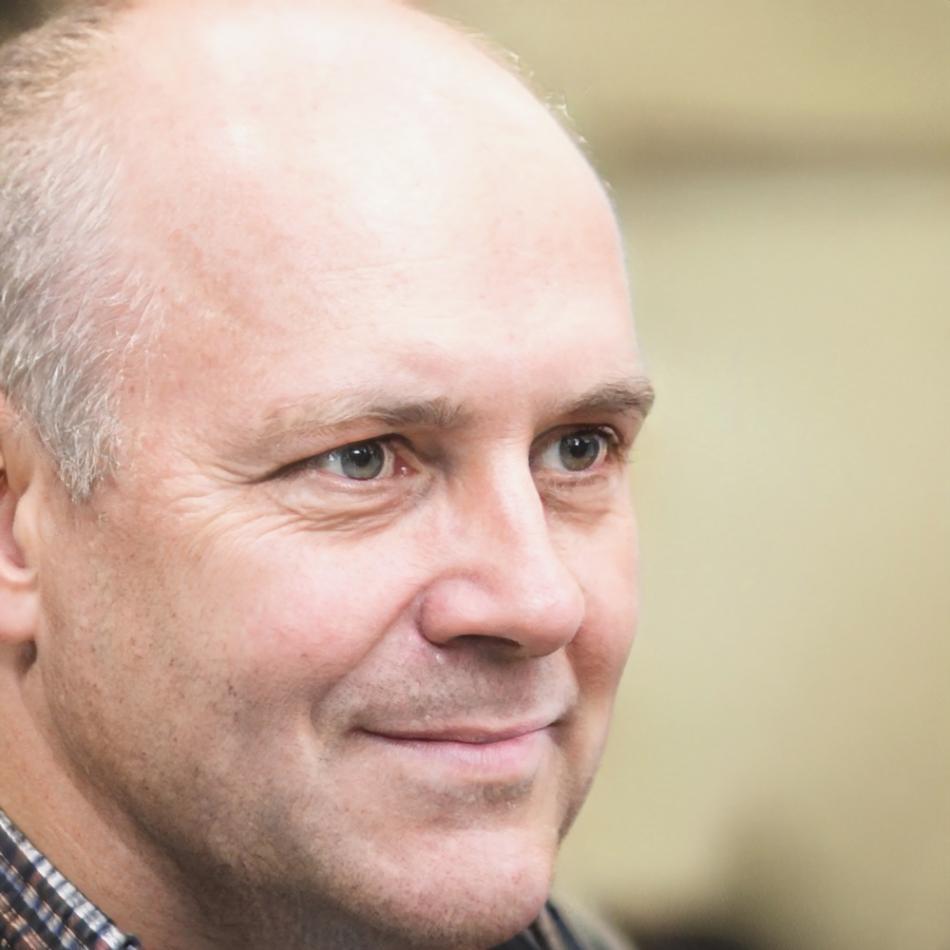 Retrato de Iker Vendrell, propietario de restaurante participante en formación financiera